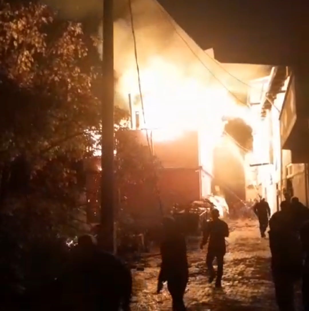 BURSA'NIN ORHANGAZİ İLÇESİNDE BİR EVİN BACA KISMINDA ÇIKAN YANGIN, BÜYÜYEREK