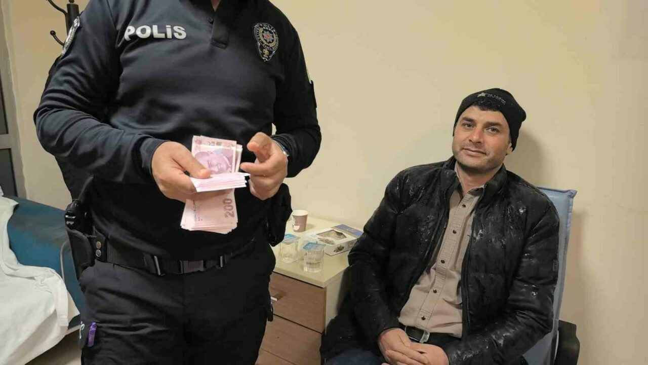Bankamatikte unutulan parayı polise teslim etti Bursa’nın İnegöl ilçesinde bankamatikten unutulan parayı bulan vatandaş, parayı polise