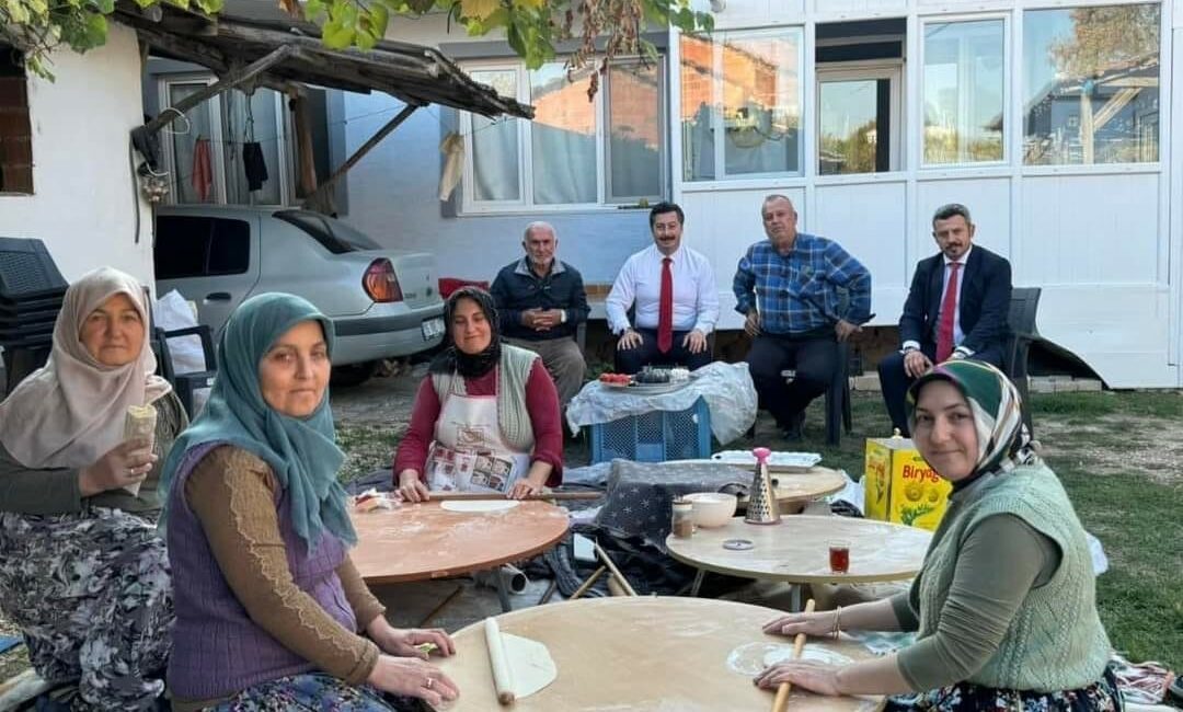 Başkan bazlama açtı pişirdi, köylülere ikram etti BURSA'NIN YENİŞEHİR BELEDİYE BAŞKANI ERCAN ÖZEL İLÇEYE BAĞLI DEMİRBOĞA KÖYÜNDE