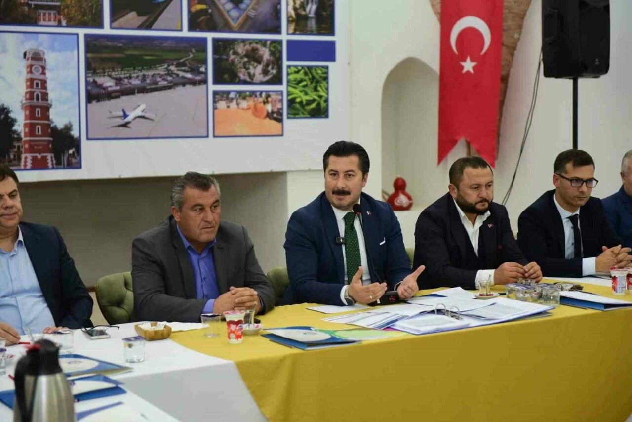 Başkan Özel: Muhtarlarımıza güvenimiz de desteğimiz de tamdır Yenişehir Belediye Başkanı Ercan Özel, mahalle muhtarlarıyla bir araya geldi.