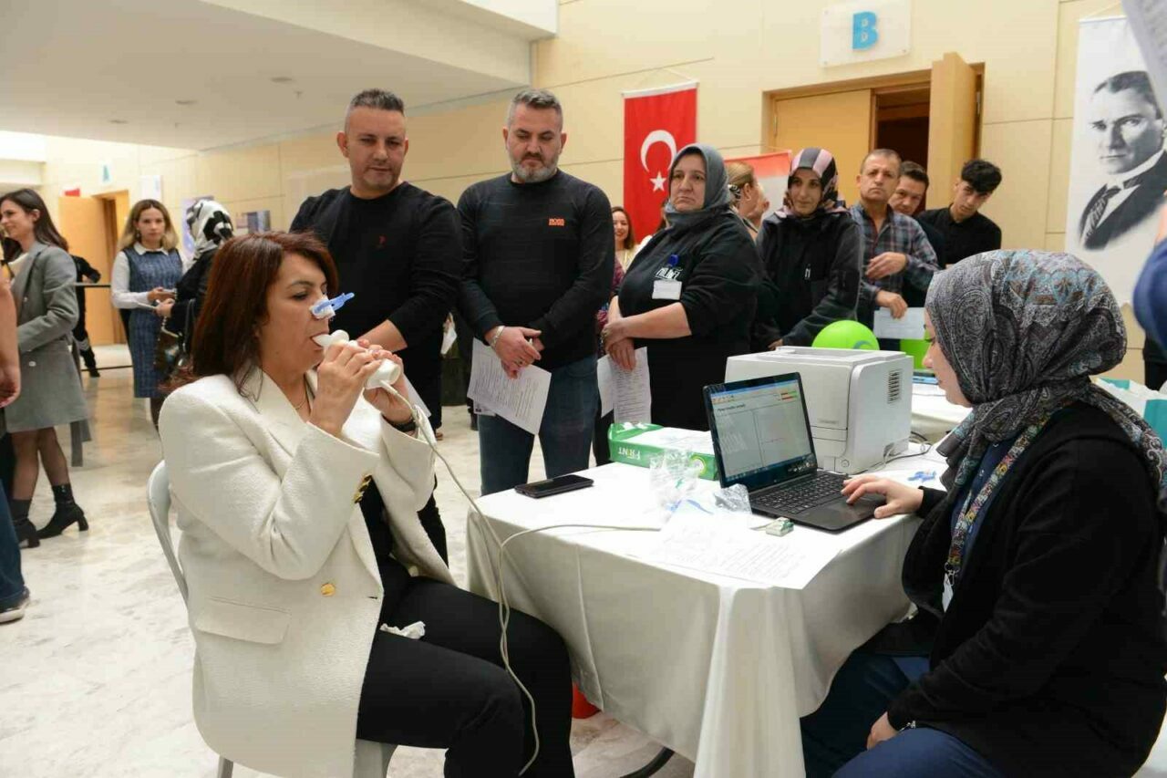 Belediye çalışanlarına KOAH testine tabi tutuldu Dünya KOAH Günü çerçevesinde Nilüfer Belediyesi’nde düzenlenen bilgilendirme toplantısında, belediye
