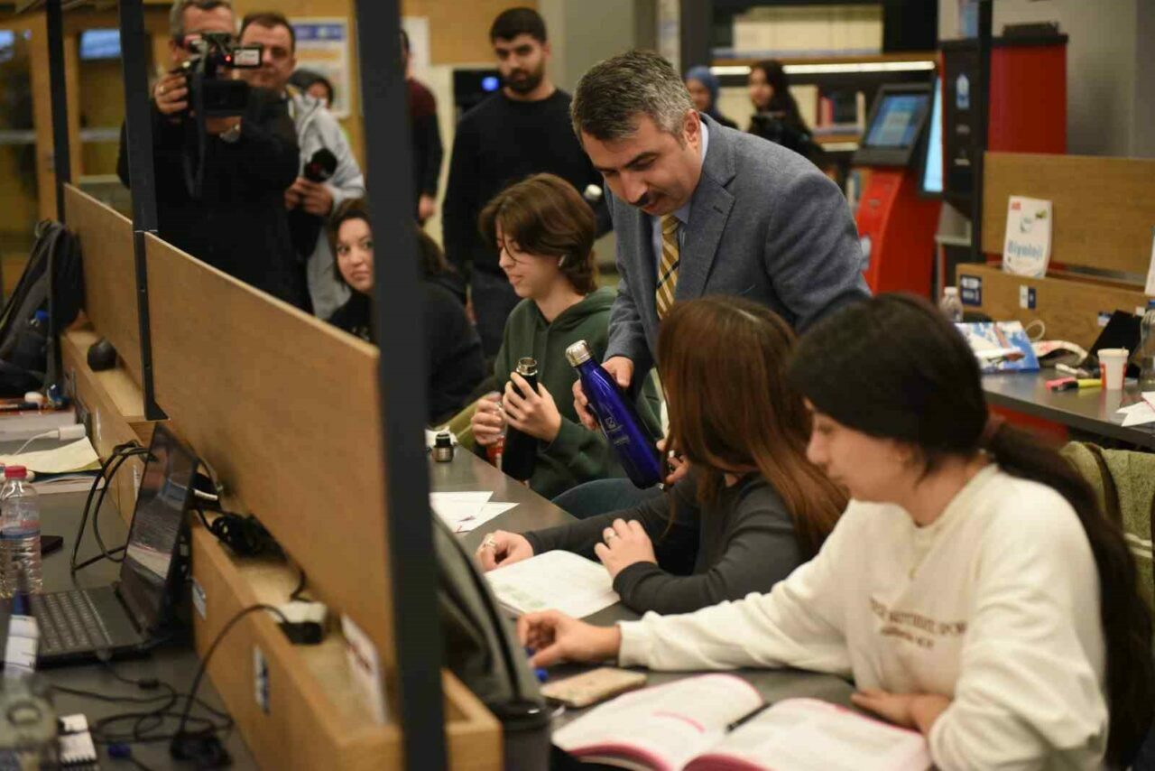Bursa’nın Yıldırım ilçesinde 65 bin üyesi olan 3 uyumayan kütüphane