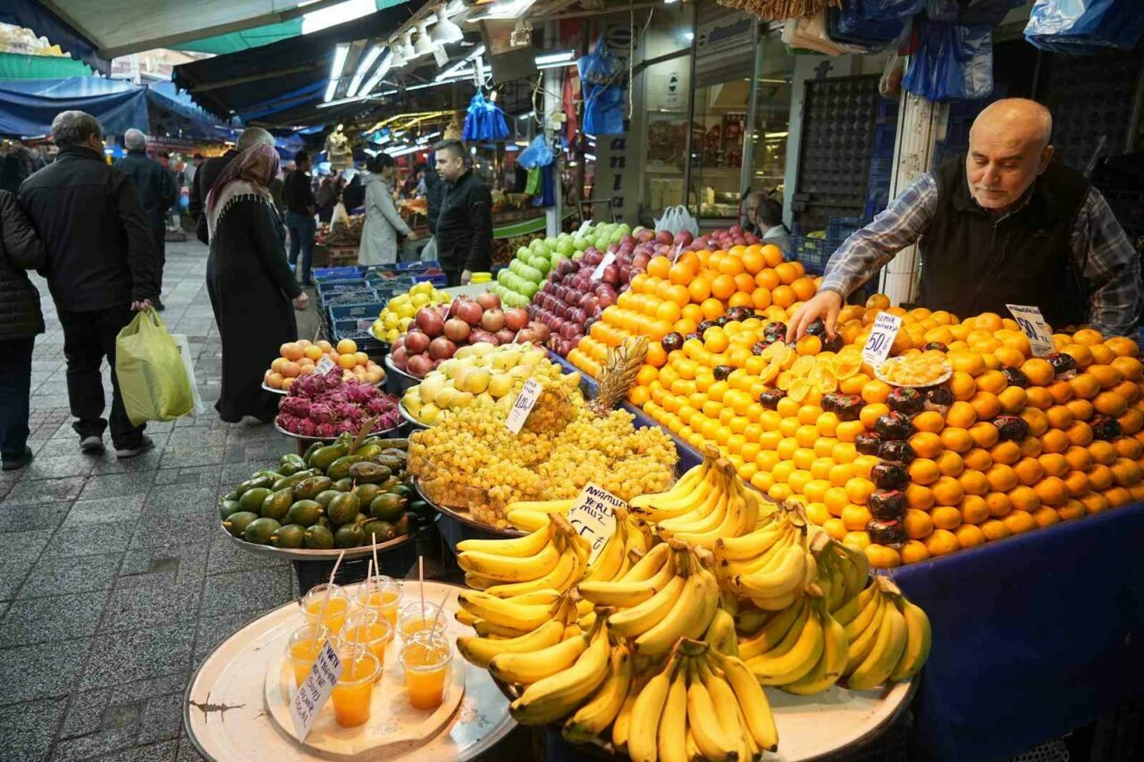Soğuk kış günlerinin vitamin deposu mandalina ve portakal, tezgahlardaki yerini