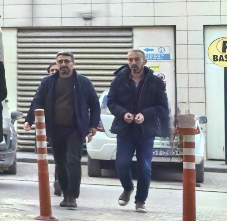 Büfeciyi bıçakla yaralayan şahıs tutuklandı Bursa’nın İnegöl ilçesinde şehirlerarası otobüs terminalinde büfeciyi bıçakla yaralayan şüpheli