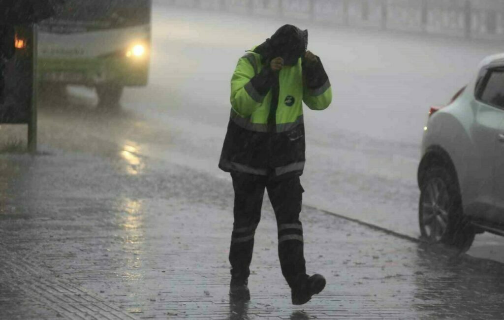 Bursa’da yağış sevindirdi ancak barajlarda durum hala kritik! Bursa'nın uzun süredir beklediği yağış, dün akşam saatlerinde lodosun ardından