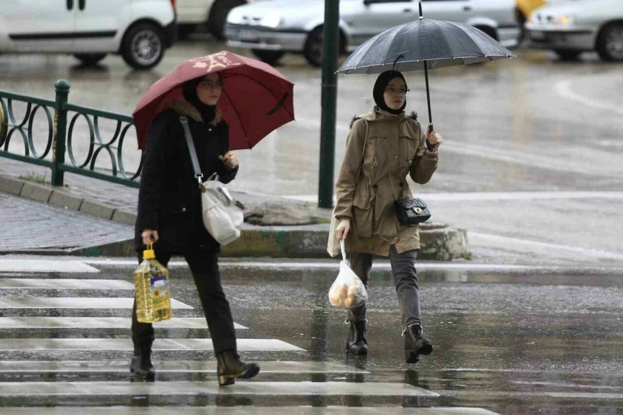 Bursa aylık ortalama yağışın yarısını bir günde aldı Bursa genelinde dün kuvvetli lodosun ardından düşen yağış, kasım ayı