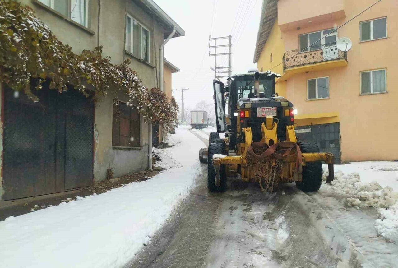 Bursa Büyükşehir, karla mücadele çalışmalarını sürdürüyor Bursa Büyükşehir Belediyesi, kent merkezinin yanı sıra tüm ilçelerde kar