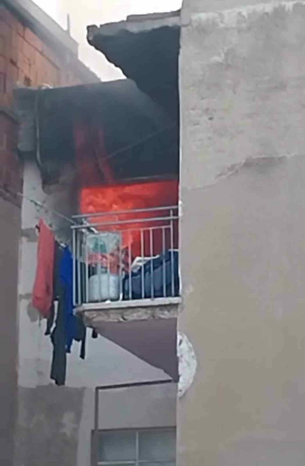 Bursa’da 3 katlı bir apartmanın en üst katında çıkan alevler