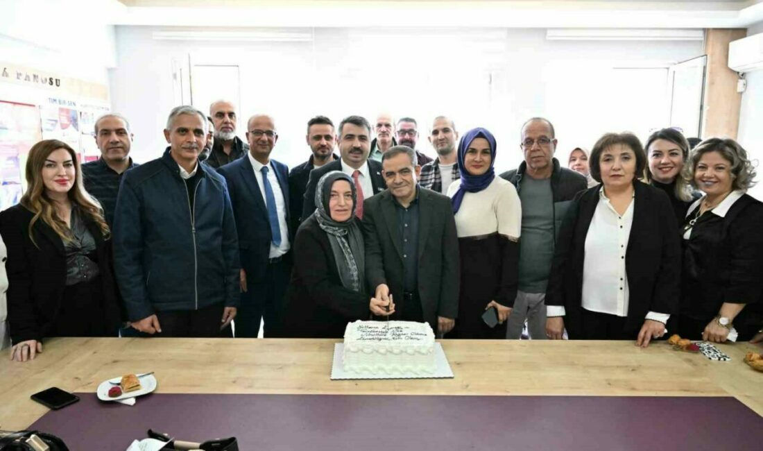 Bursa’da 42 yıllık öğretmen alkışlarla emekliliğe uğurlandı Yıldırım Belediye Başkanı Oktay Yılmaz, 42 yılık eğitimcilik hayatından sonra
