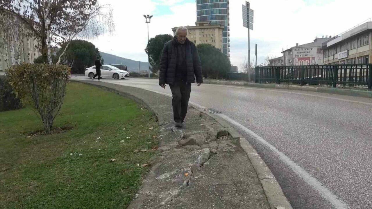 Bursa’da belediyenin yanındaki kaldırım sorunu vatandaşı mağdur ediyor Bursa’nın Osmangazi ilçesinde, Bursa Büyükşehir Belediyesi binası yanındaki büyükşehir kavşağında