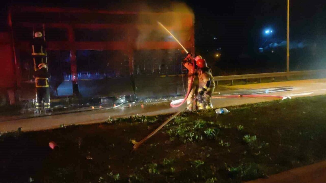 Bursa’da domates yüklü kamyon alevlere teslim oldu Bursa’nın Orhangazi ilçesinde otobanda seyir halinde olan domates yüklü kamyon