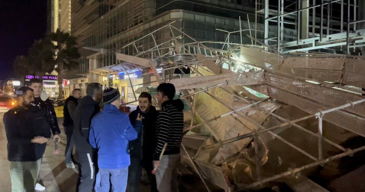 Bursa’da etkisini gösteren şiddetli rüzgâr inşaatı devam eden bir binanın