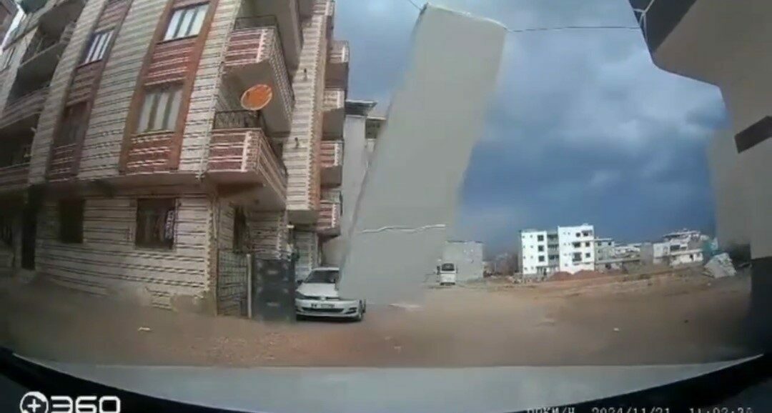 Bursa’da fırtına ve yağmurun vurduğu kent merkezinde metro seferleri durdu.