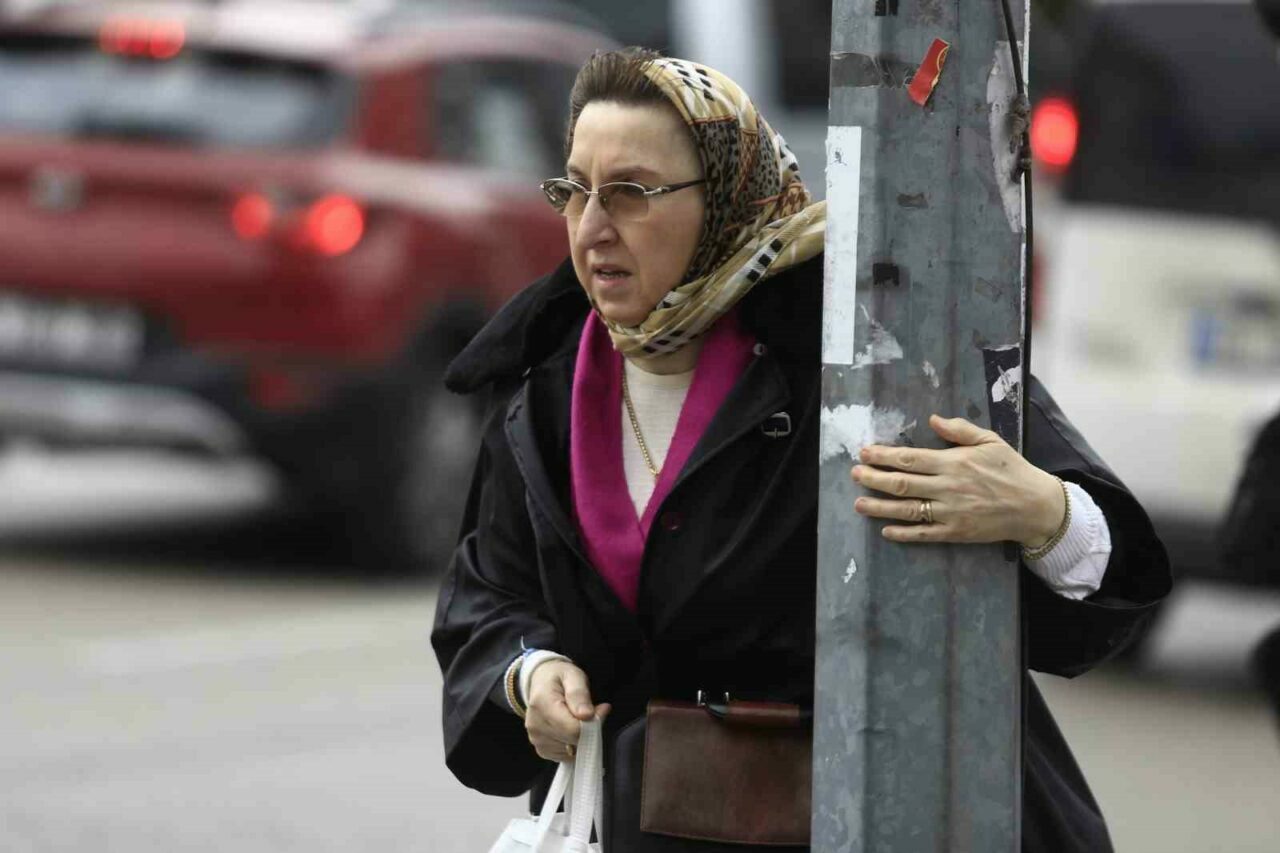Bursa’da dün geceden beri devam eden şiddetli fırtına hayatı adeta