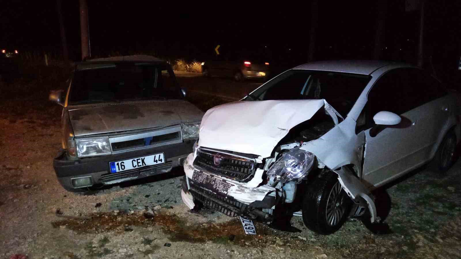 BURSA'NIN İNEGÖL İLÇESİNDE MEYDANA GELEN KAZADA 2 OTOMOBİL ÇARPIŞTI. YAŞANAN