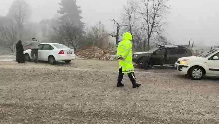 Bursa’da kar yağışıyla hayat durdu…İlçe yolları kapandı, ekipler açmaya çalışıyor Bursa’da etkili olan kar yağışı ana yollar ve bazı ilçelerle