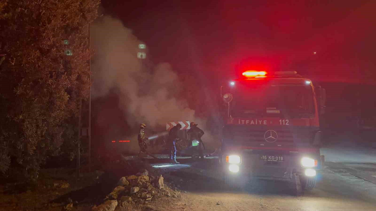 BURSA’NIN İZNİK İLÇESİNDE SÜRÜCÜSÜNÜN KONTROLÜNDEN ÇIKAN SON MODEL OTOMOBİL YANARAK