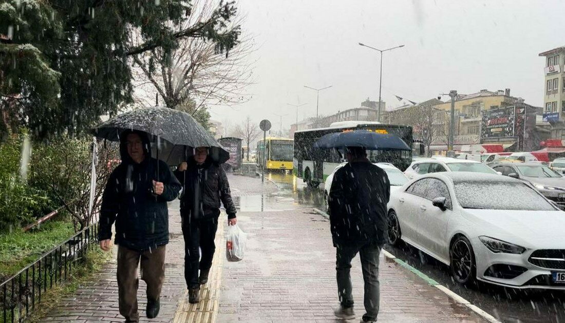 Bursa’da kent merkezi beyaza büründü Bursa’da hava sıcaklıklarının düşmesiyle başlayan kar yağışı kent merkezini beyaza