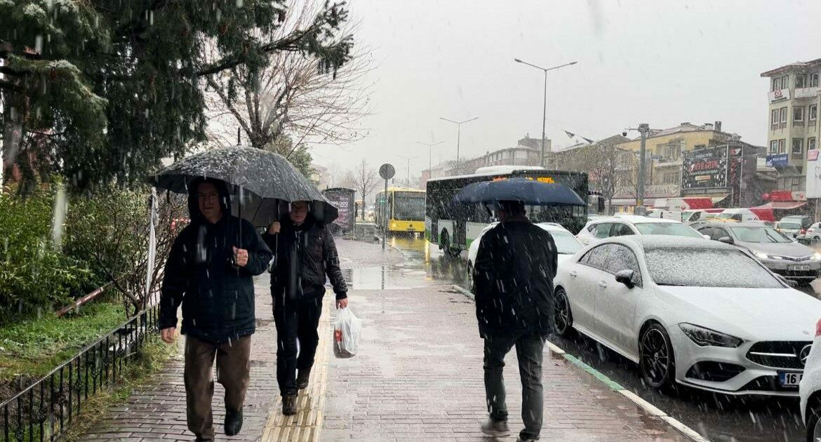 Bursa’da hava sıcaklıklarının düşmesiyle başlayan kar yağışı kent merkezini beyaza