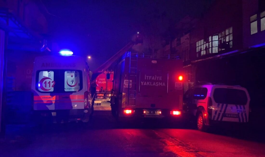 Bursa’da korkutan yangın büyümeden söndürüldü BURSA'NIN İNEGÖL İLÇESİNDE FAALİYET GÖSTEREN BİR MOBİLYA İMALATHANESİNDE YANGIN ÇIKTI.