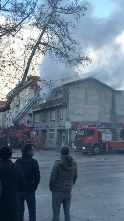 Bursa’da korkutan yangın Bursa’nın İnegöl ilçesinde 3 katlı evde çıkan yangın korkuttu. Edinilen