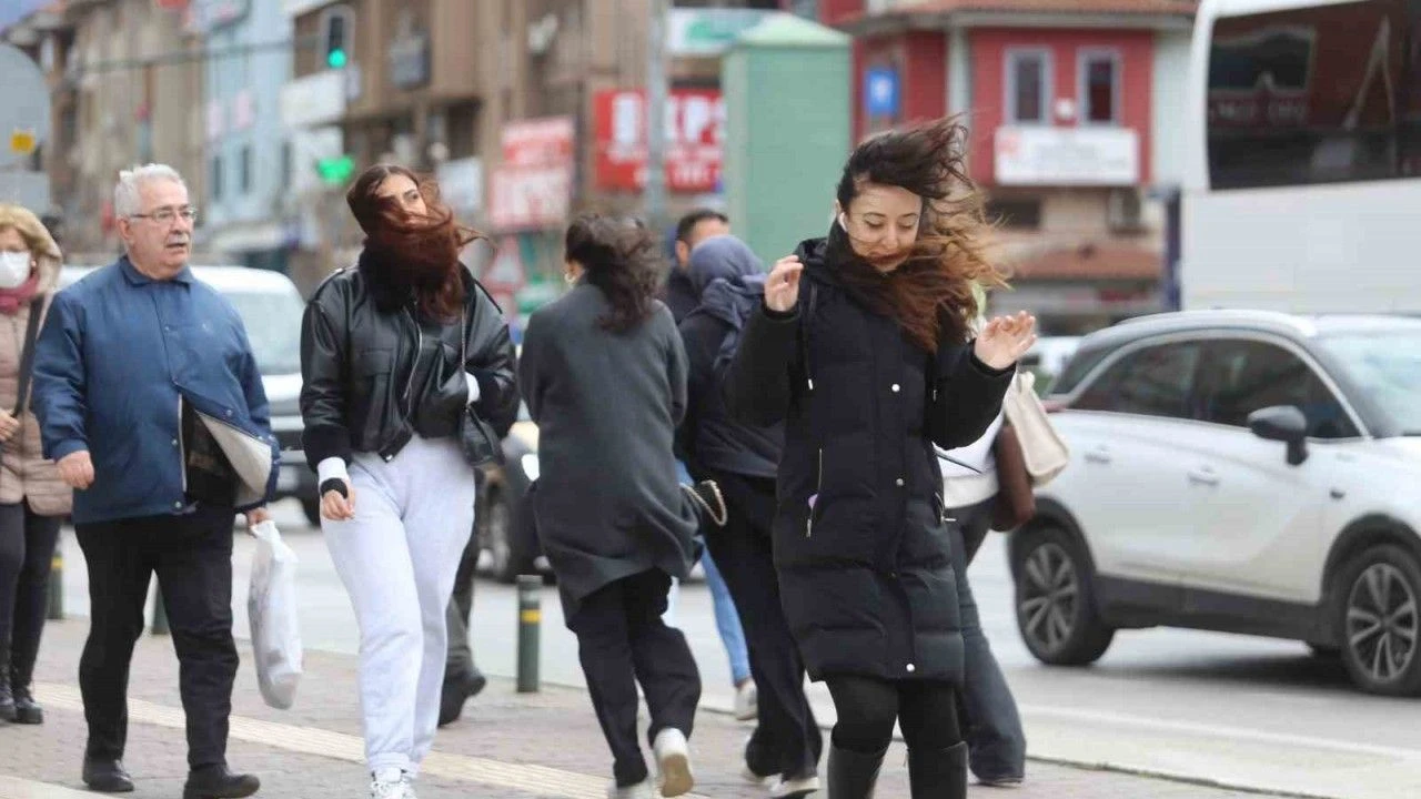 Bursa'da çarşamba gecesi ile perşembe öğle saatleri arasında kuvvetli lodos