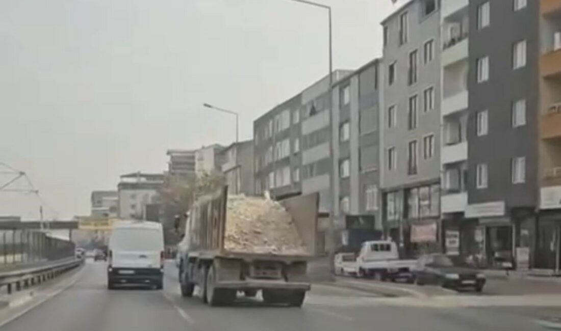 Bursa’da moloz yüklü kamyon tehlike saçtı BURSA’DA MOLOZ YÜKLÜ KAMYON TEHLİKE SAÇTI O ANLAR KAMERADA