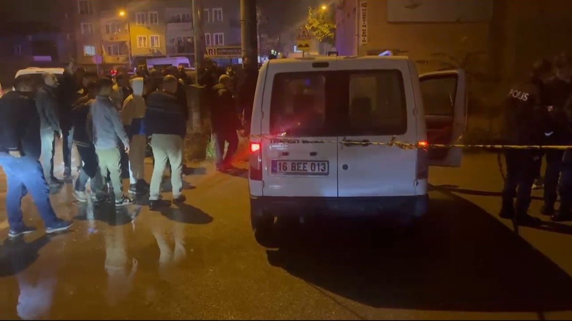 BURSA’DA SEYİR HALİNDE OLAN OTOMOBİLE, BAŞKA BİR OTOMOBİLDEN ATEŞ AÇILDI.