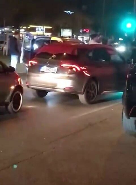 Bursa’da tepki çeken görüntüler kamerada BURSA’DA TEPKİ ÇEKEN GÖRÜNTÜLER KAMERAD AASKER EĞLENCESİNDE YOLU KESİP ÇİFTETELLİ