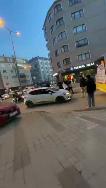 Bursa’da yol verme kavgası kamerada Bursa’nın İnegöl ilçesinde özel halk otobüsü şoförü ile otomobil sürücüsü