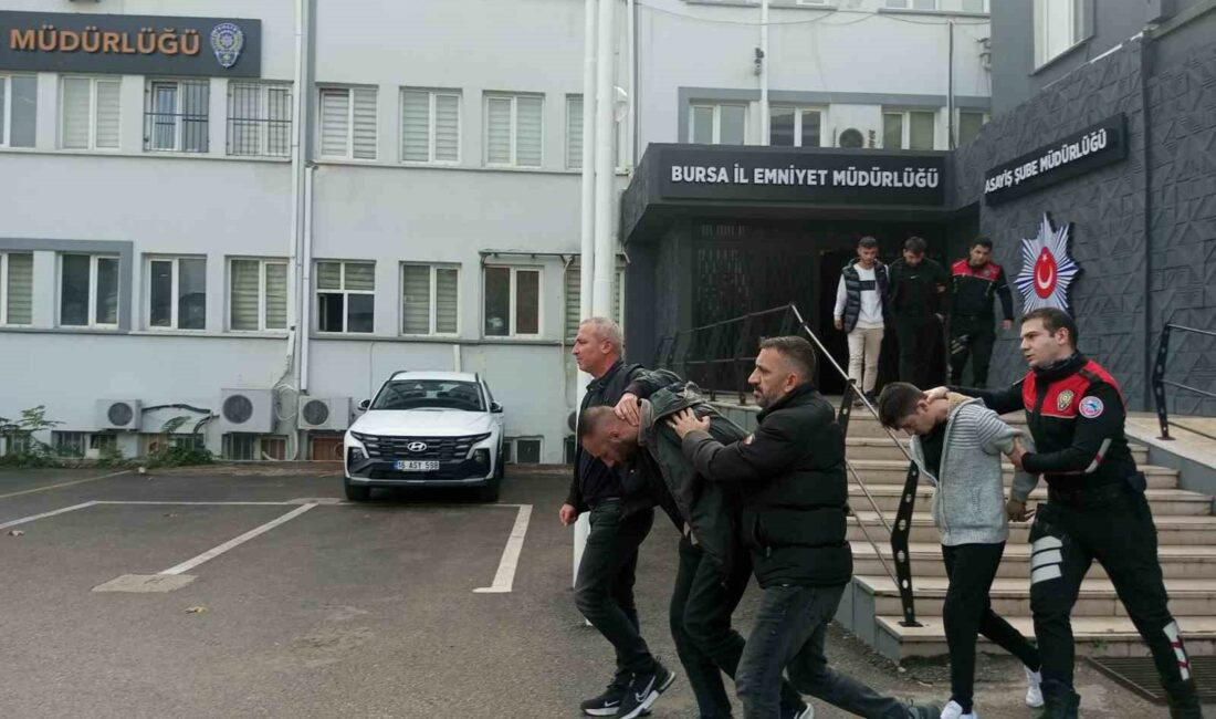 Bursa’daki silahlı saldırının şüphelileri adliyeye sevk edildi GÖZALTINA ALINAN 4 ŞÜPHELİ ADLİYEYE SEVK EDİLDİ.