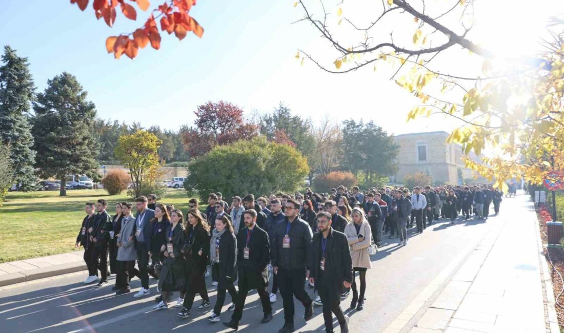 Bursalı 550 genç Anıtkabir’de BURSALI 550 GENÇ, BURSA KENT KONSEYİ GENÇLİK MECLİSİ ÖNCÜLÜĞÜNDE VE