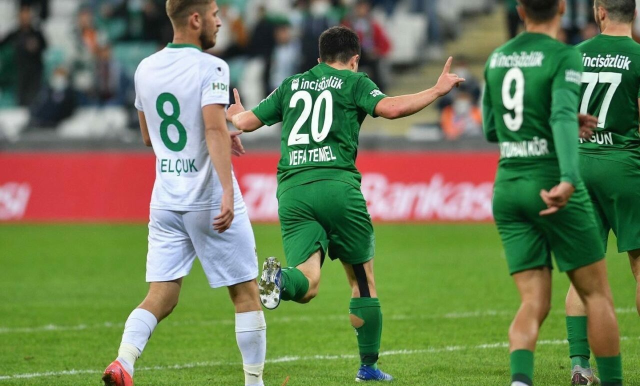 Bursaspor Vefa Temel’i kiraladı Bursaspor Başkanı Enes Çelik, İstanbulspor forması giyen Vefa Temel’i sezon