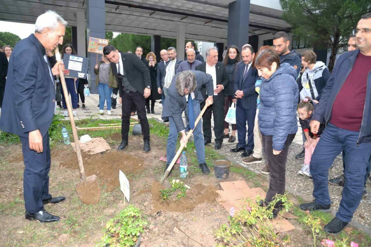 BUÜ’de ağaçlandırma çalışmaları devam ediyor Bu yıl 50. kuruluş yıldönümünü kutlayan Bursa Uludağ Üniversitesi’nde (BUÜ),