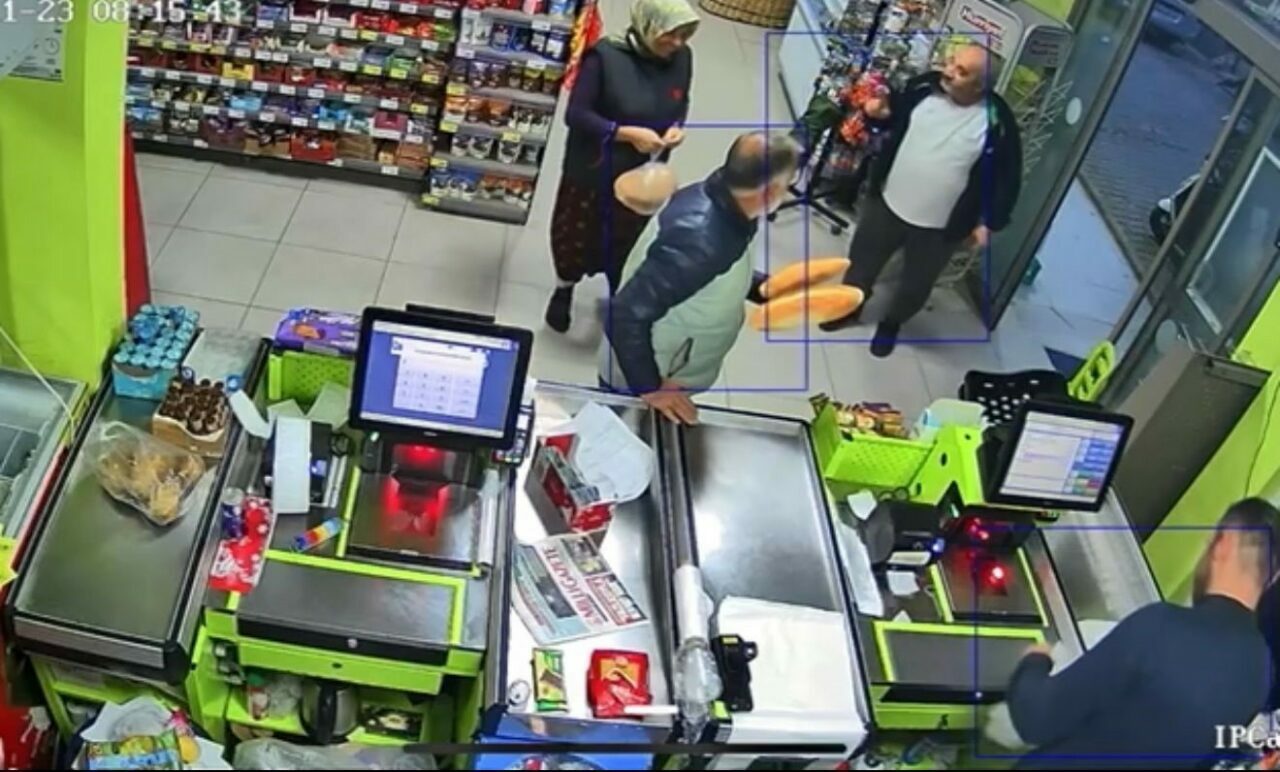 Çamurlu ayakkabılarını çıkarıp çorapla alışveriş yaptı..O anlar kamerada Bursa’nın İznik ilçesinde zeytin tarlasından dönüşte ekmek almak için girdiği