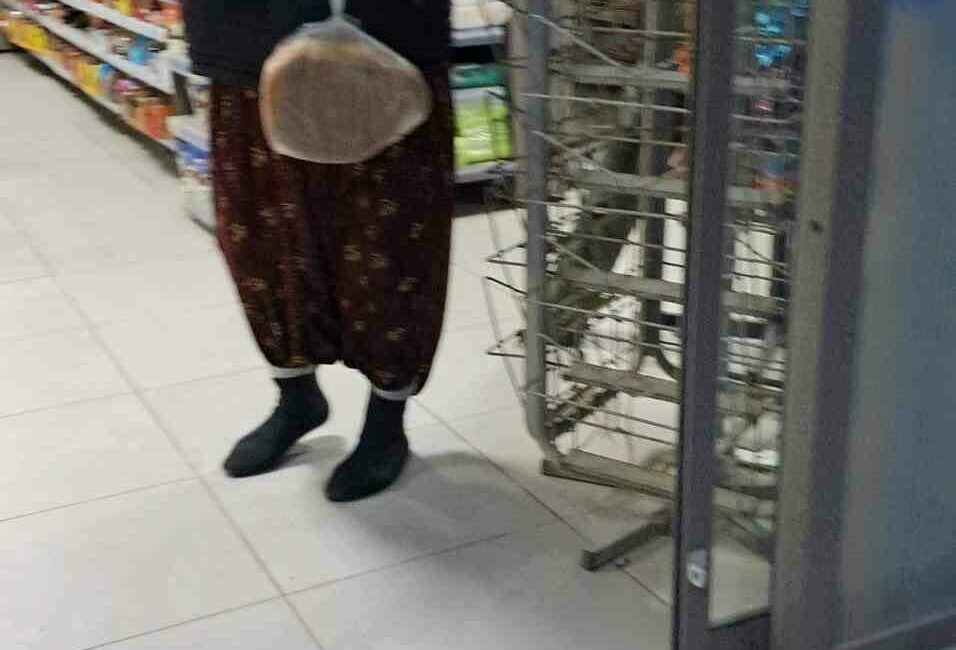 Çamurlu ayakkabılarını çıkarıp markete girdi Bursa’nın İznik ilçesinde çiftçinin duyarlı hareketi alkış aldı. Zeytin toplamaya