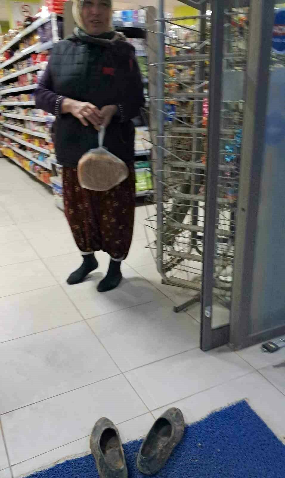 Çamurlu ayakkabılarını çıkarıp markete girdi Bursa’nın İznik ilçesinde çiftçinin duyarlı hareketi alkış aldı. Zeytin toplamaya