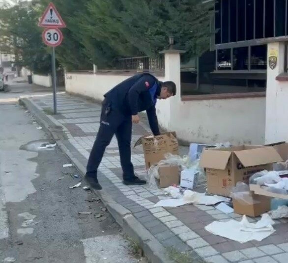 Çevreyi kirletenlere ceza yağdı İnegöl Belediyesi Zabıta Müdürlüğü ekipleri hem şehir içerisinde hem sanayi