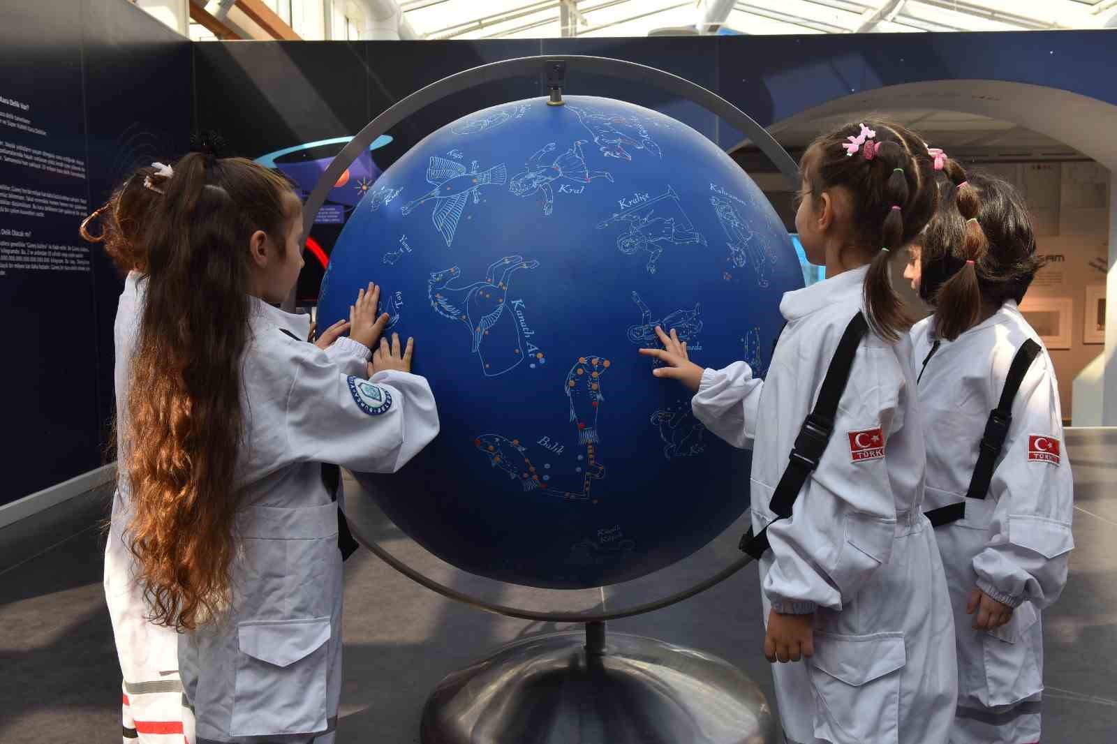 ÇOCUK ÜNİVERSİTESİ İLE YILDIRIMLI MİNİKLER UZAYI KEŞFEDİYOR