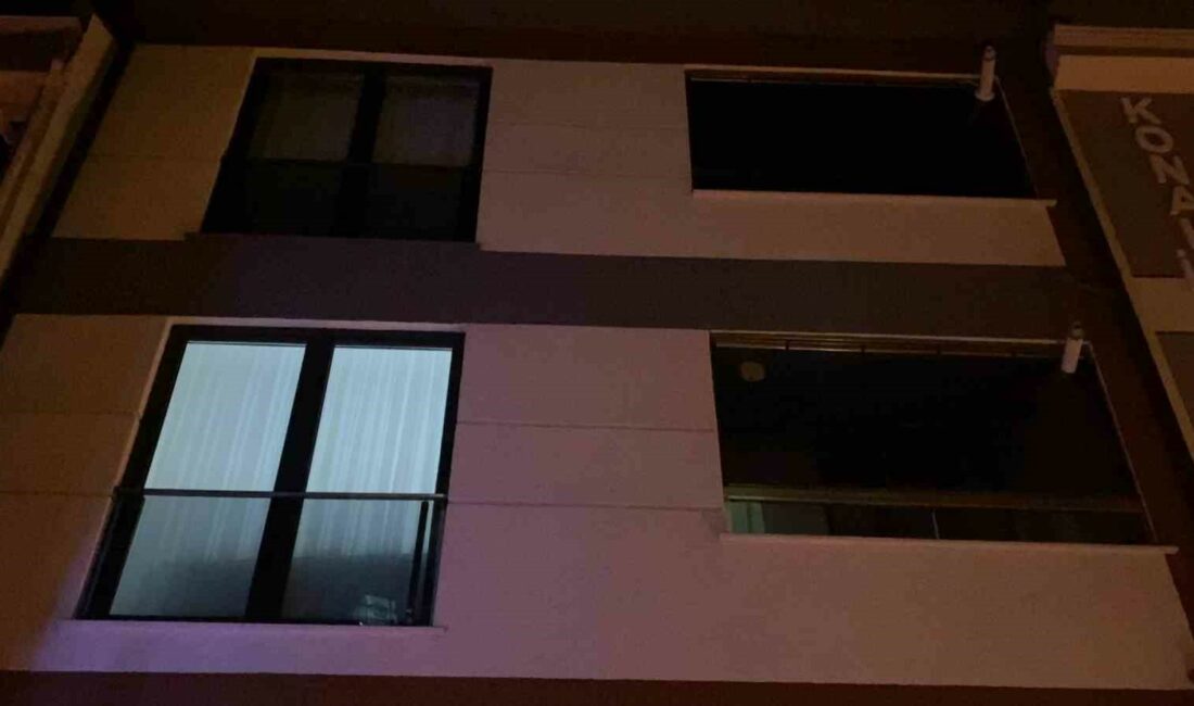 BURSA'NIN İNEGÖL İLÇESİNDE 3 KATLI APARTMANDA 2 KARDEŞİN ÇAKMAKLA OYNAMASI