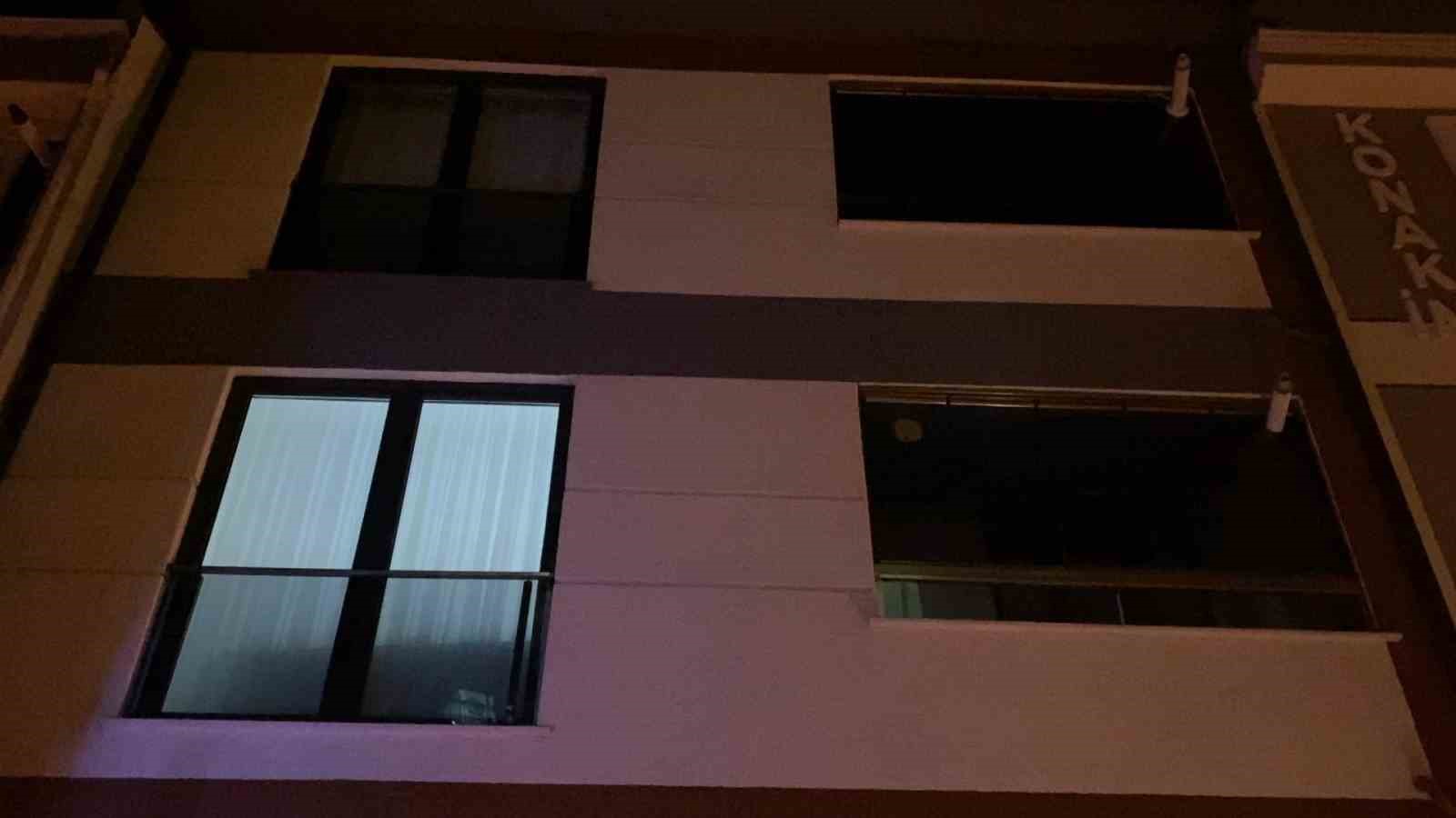 BURSA'NIN İNEGÖL İLÇESİNDE 3 KATLI APARTMANDA 2 KARDEŞİN ÇAKMAKLA OYNAMASI