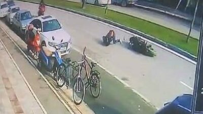 Bursa’nın İnegöl ilçesinde meydana gelen kazada kontrolden çıkan motosiklet devrilerek