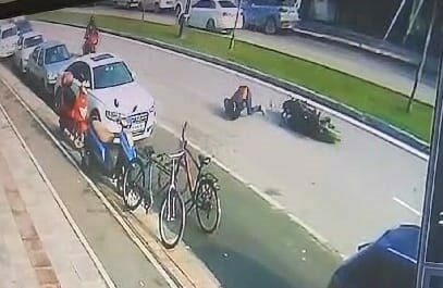 Bursa’nın İnegöl ilçesinde meydana gelen kazada kontrolden çıkan motosiklet devrilerek