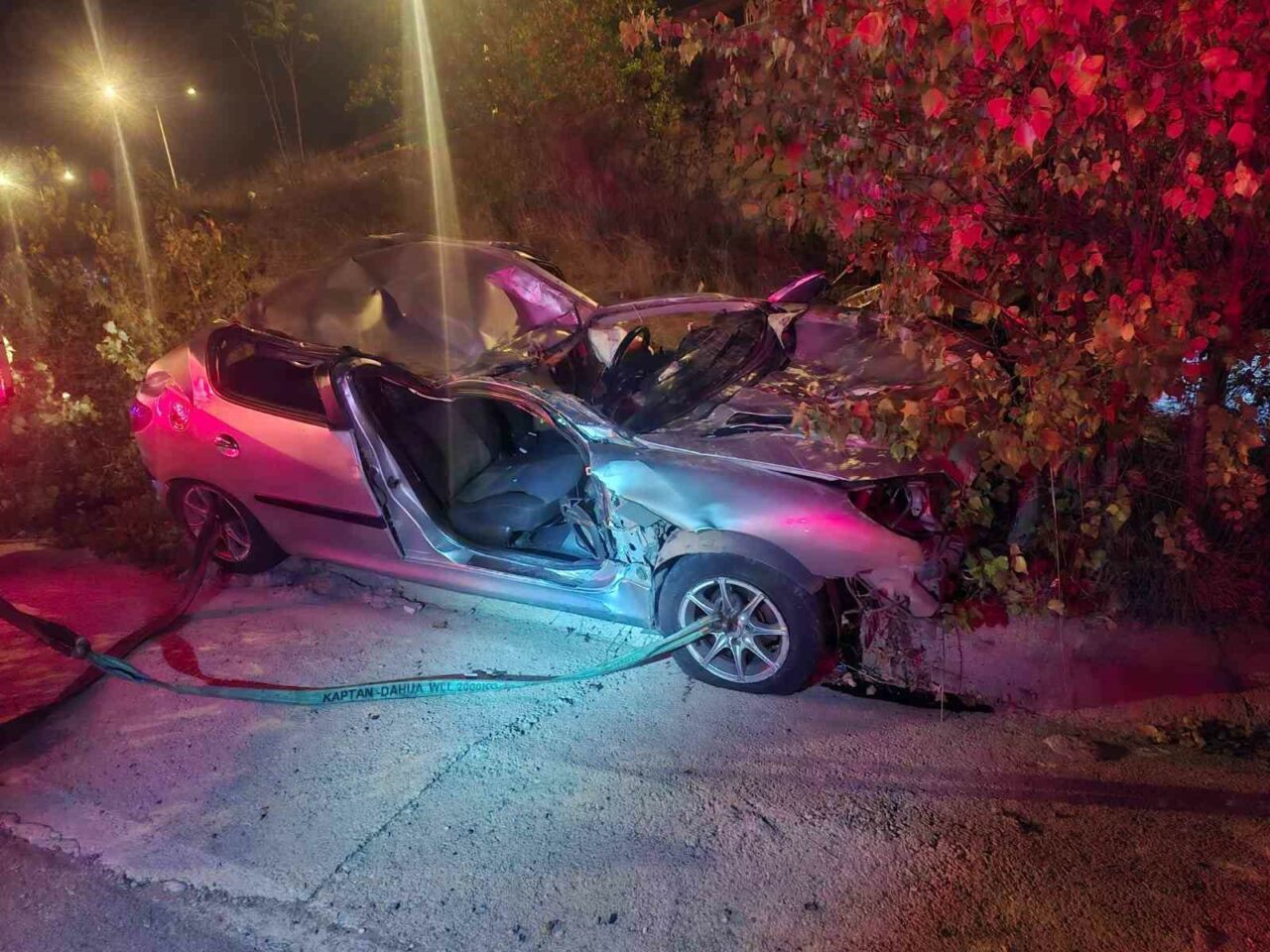 BURSA'NIN MUDANYA İLÇESİNDE SÜRÜCÜSÜNÜN İDARESİNDEN ÇIKAN OTOMOBİL TAKLA ATARAK ŞARAMPOLE