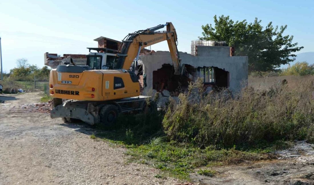 DOĞANEVLER’DE KAÇAK 3 YAPI YIKILDI