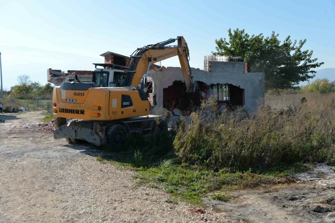 DOĞANEVLER’DE KAÇAK 3 YAPI YIKILDI