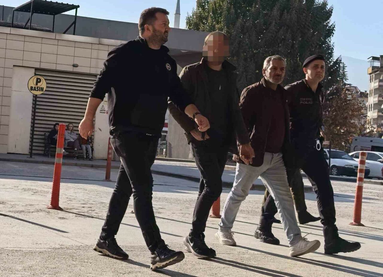 İNEGÖL EMNİYET MÜDÜRLÜĞÜ EKİPLERİ HAKKINDA DOLANDIRICILIK SUÇUNDAN ARANAN ŞAHSI YAKALADI.