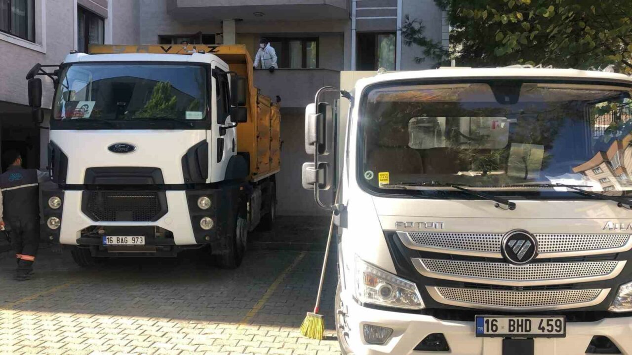 NİLÜFER BELEDİYESİ TEMİZLİK İŞLERİ MÜDÜRLÜĞÜ EKİPLERİ, DUMLUPINAR MAHALLESİ'NDE "ÇÖP EV"