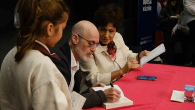 DÜNYACA ÜNLÜ YAZAR, BURSALI ÇOCUKLARLA BULUŞTU