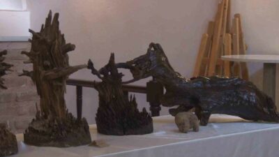 BURSA’DA YAŞAYAN 62 YAŞINDAKİ TANSEL SAYLI, DOĞA YÜRÜYÜŞLERİNDE HAYVAN FİGÜRLERİNE